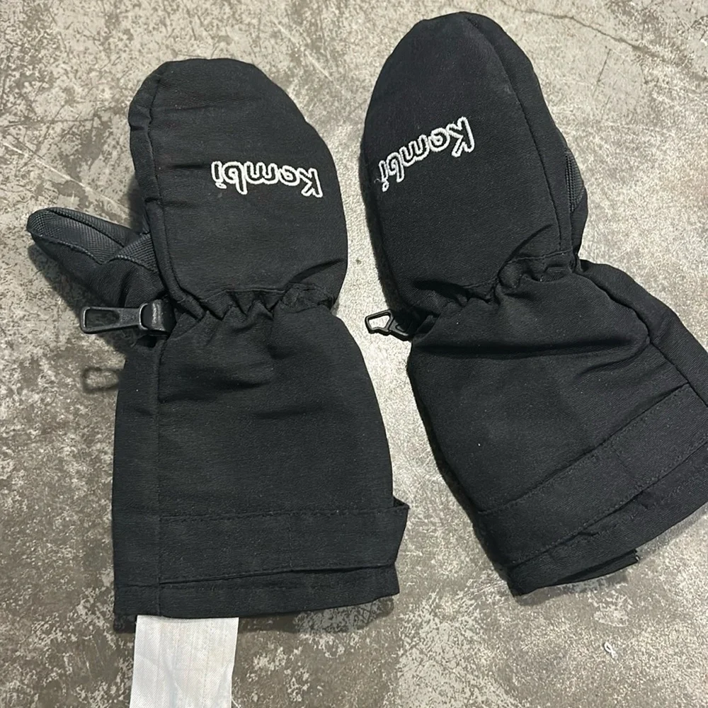 Kombi kids easy-on mittens. Size small.